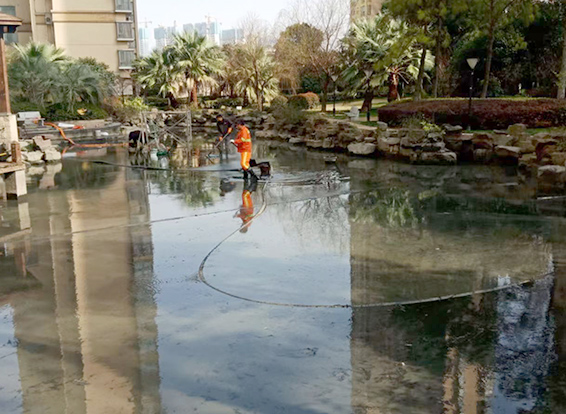 色达景观池淤泥清理