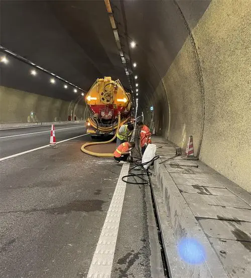 色达隧道排水渠清淤